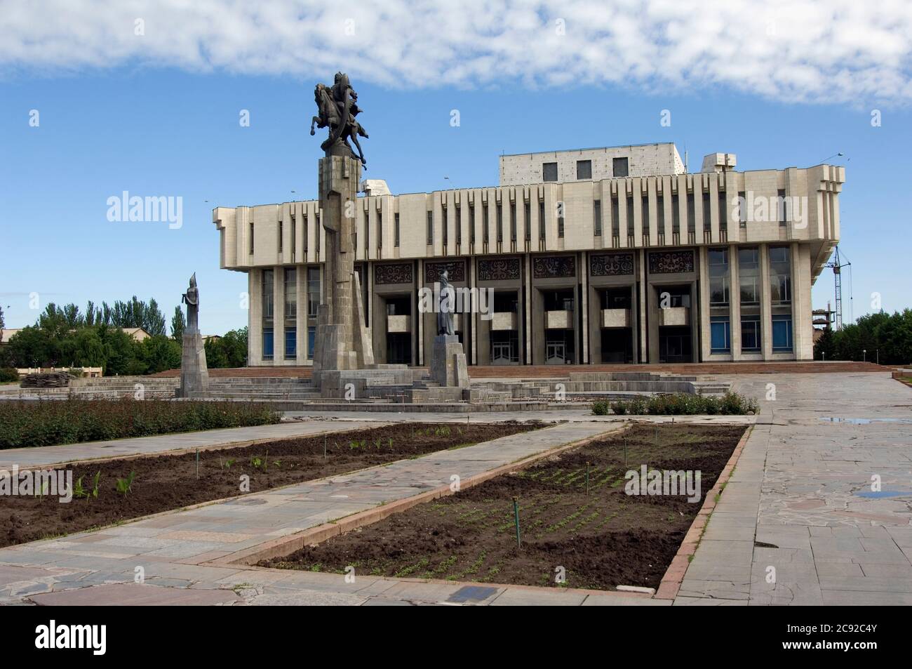 La Philharmonie, en premier plan statues évocatrices du poème épique Manas, Bichkek, Kirghizistan Banque D'Images
