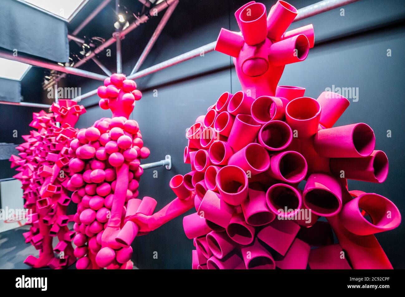 Costumes pour les Chemical Brothers, circuit primé Grammy « Got to Keep On » - électronique : De Kraftwerk aux Chemical Brothers - UN avant-goût du Design Museum à Londres rouvre le vendredi 31 juillet avec une nouvelle exposition explorant le monde hypnotique de la musique électronique, de ses origines à ses rêves futuristes. Il démontre comment le design, la technologie et l'innovation ont propulsé le genre. La réouverture est après des mois de fermeture en raison du blocage du coronavirus. Banque D'Images