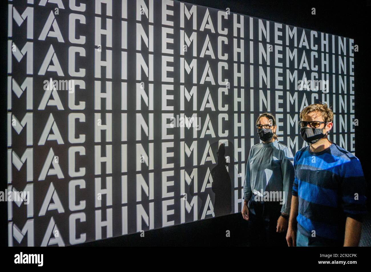 50 ans de groupe légendaire Kraftwerk célébrés dans leur expérience 3D 12345678 - Electronique : De Kraftwerk aux Chemical Brothers - UN avant-goût du Design Museum à Londres rouvre le vendredi 31 juillet avec une nouvelle exposition explorant le monde hypnotique de la musique électronique, de ses origines à ses rêves futuristes. Il démontre comment le design, la technologie et l'innovation ont propulsé le genre. La réouverture est après des mois de fermeture en raison du blocage du coronavirus. Banque D'Images