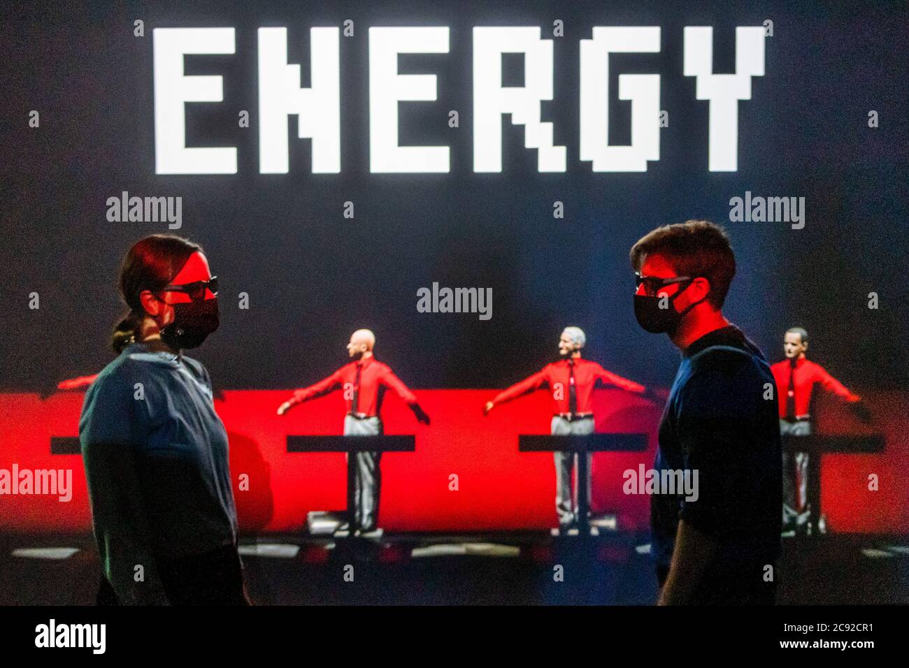 50 ans de groupe légendaire Kraftwerk célébrés dans leur expérience 3D 12345678 - Electronique : De Kraftwerk aux Chemical Brothers - UN avant-goût du Design Museum à Londres rouvre le vendredi 31 juillet avec une nouvelle exposition explorant le monde hypnotique de la musique électronique, de ses origines à ses rêves futuristes. Il démontre comment le design, la technologie et l'innovation ont propulsé le genre. La réouverture est après des mois de fermeture en raison du blocage du coronavirus. Banque D'Images