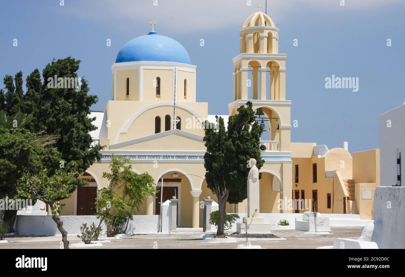 Eglise St George (Ekklisia Agios Georgios) Oia, Santorini, Grèce juillet 12 2009: Eglise orthodoxe grecque avec dôme bleu et clocher est un touri populaire Banque D'Images