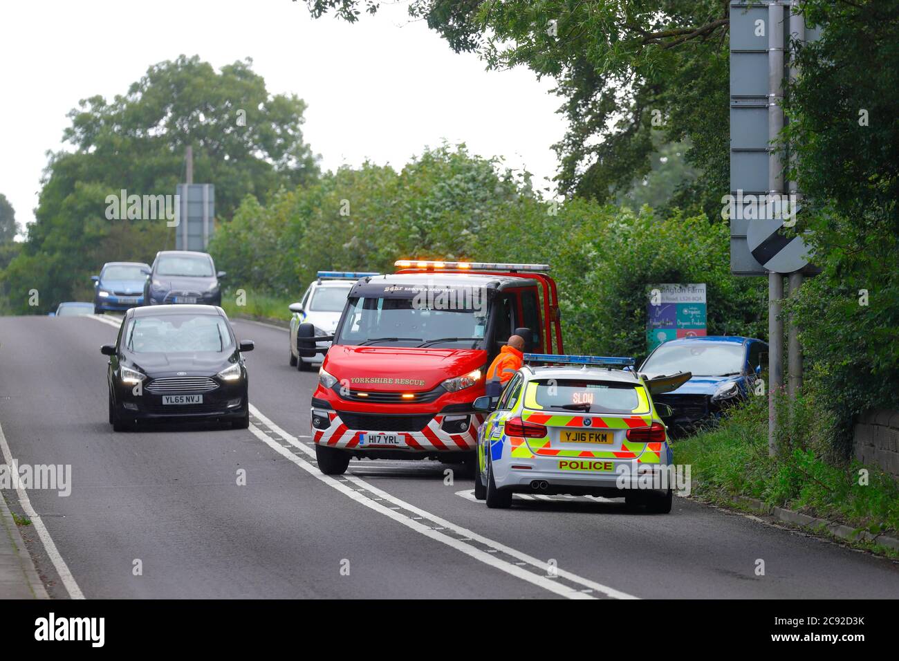 Un camion de dépannage qui récupère un véhicule après avoir été impliqué dans une collision sur la route A642 Wakefield à Swillington Banque D'Images