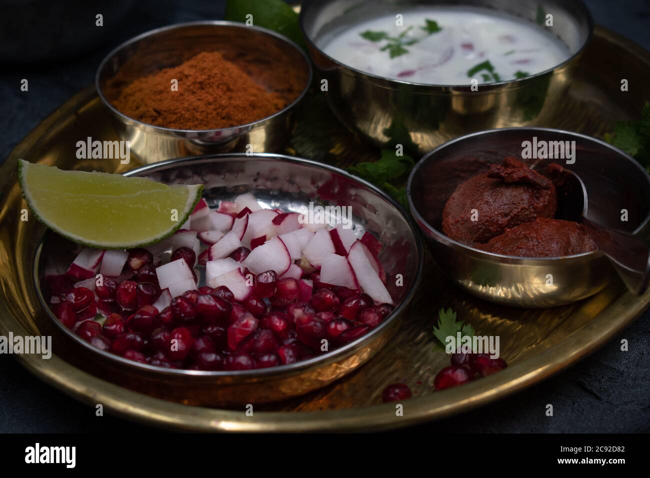 Plateau indien avec cornichons et condiments Banque D'Images