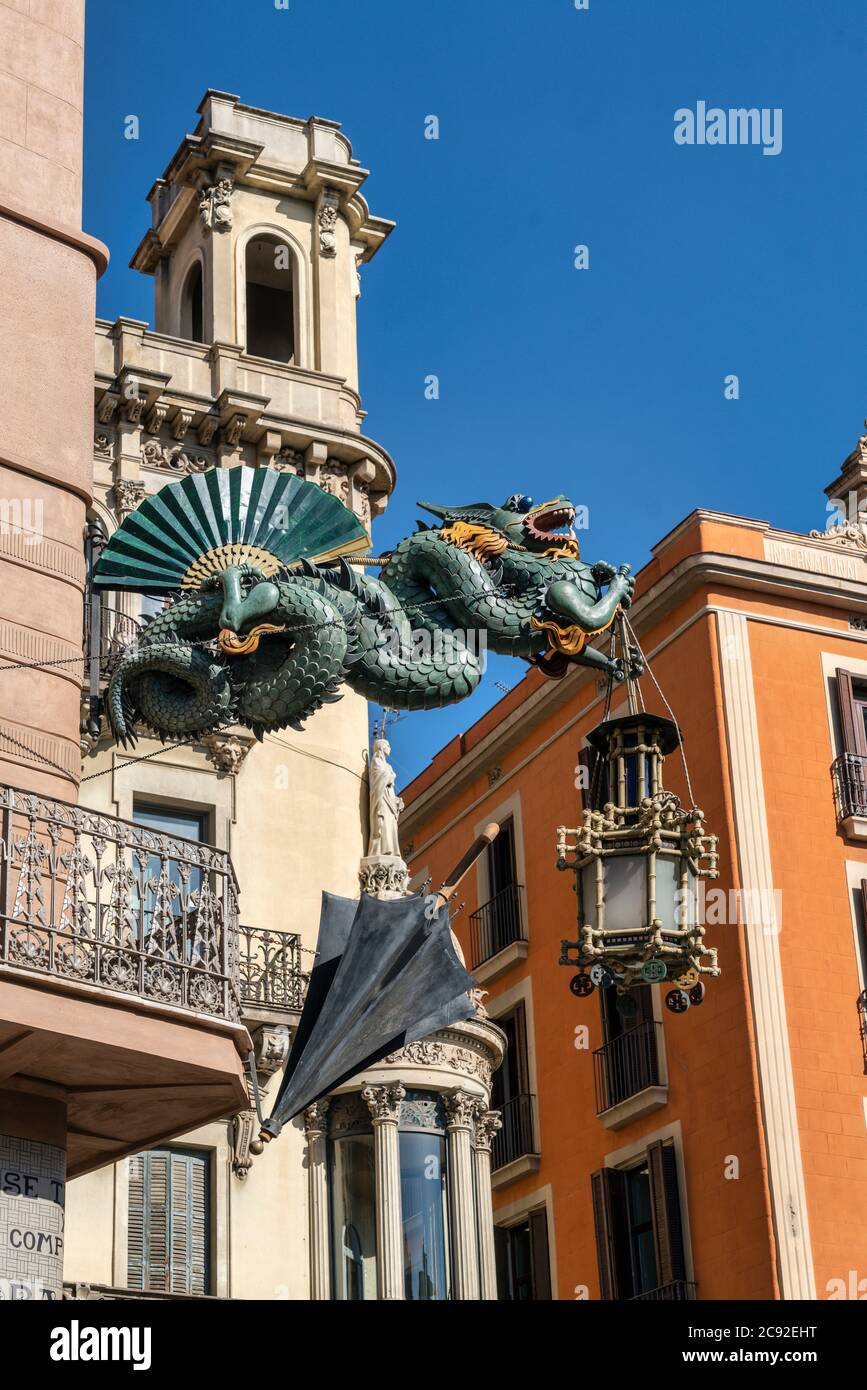 Dragon Chinois Sculpture sur les murs d'une maison décorée de parasols, Bâtiment Bruno Quadras, Las Ramblas, Barcelone Banque D'Images