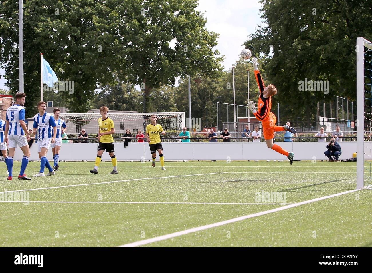 ECHT, PAYS-BAS - JUILLET 26: Le gardien de but dylan Creemers d'EVV fait une économie vu pendant le match d'avant-saison EVV v VVV Venlo le 26 juillet 2020 à Echt, pays-Bas. Banque D'Images