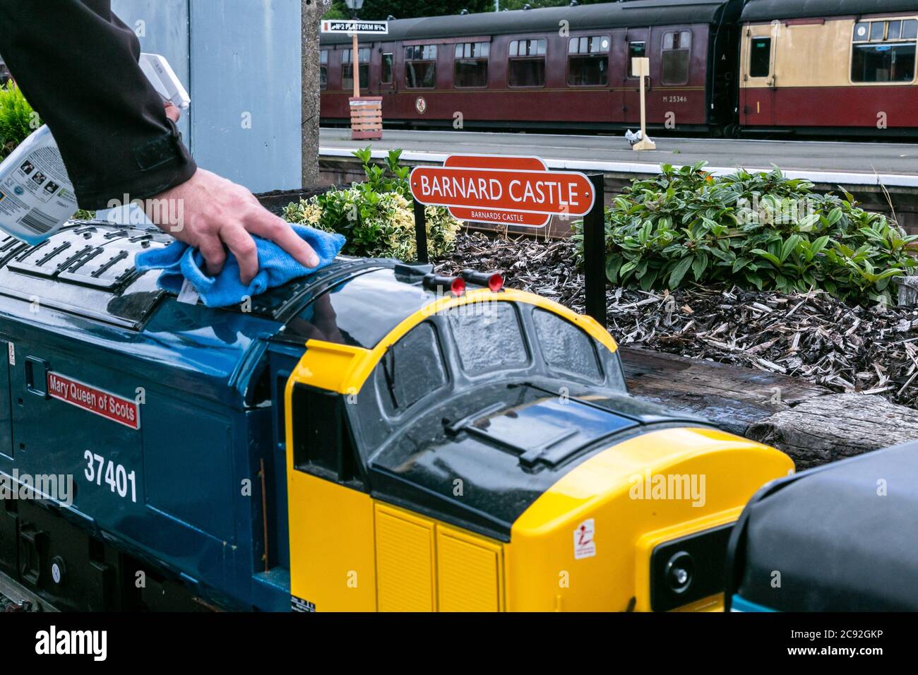 Kidderminster, Worcestershire, Royaume-Uni. 28 juillet 2020. L'exploitant bénévole Richard Shaw nettoie un petit moteur sur le chemin de fer miniature de Coalyard au chemin de fer de Severn Valley en vue de la réouverture du SVR le 1er août. En avril, une station miniature a été nommée Barnard Castle. Comme beaucoup de chemins de fer du patrimoine caritatif, le SVR a subi une baisse de revenu. Banque D'Images