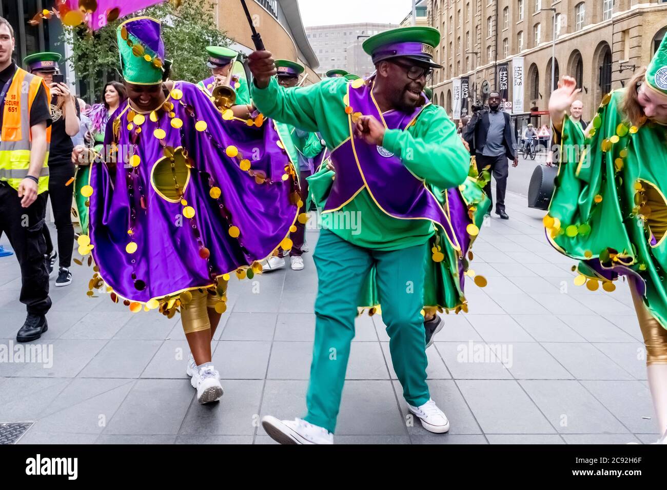 A Group of Street Dancers, London Bridge Station Area, Londres, Angleterre. Banque D'Images