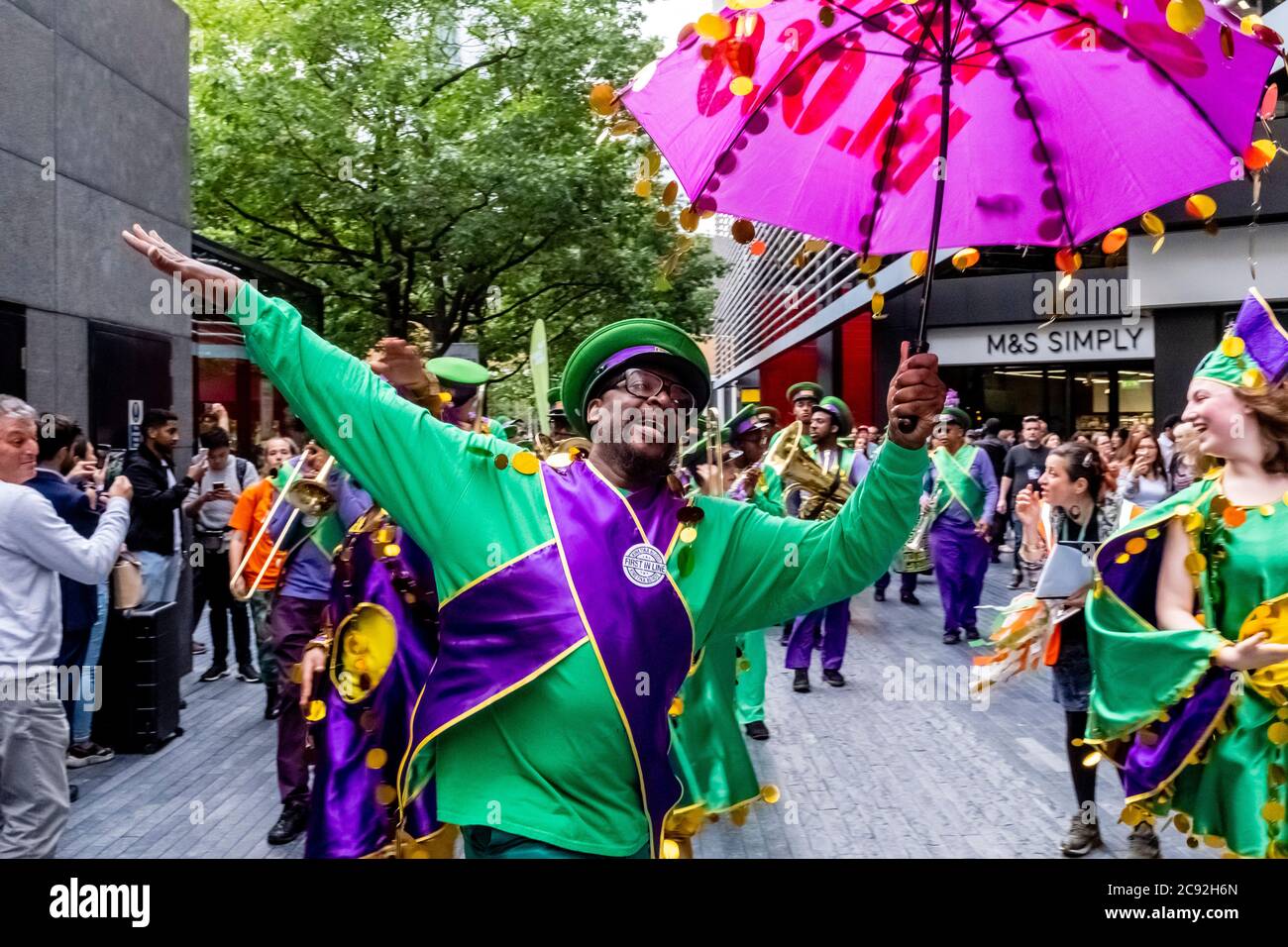 A Group of Street Dancers, London Bridge Station Area, Londres, Angleterre. Banque D'Images