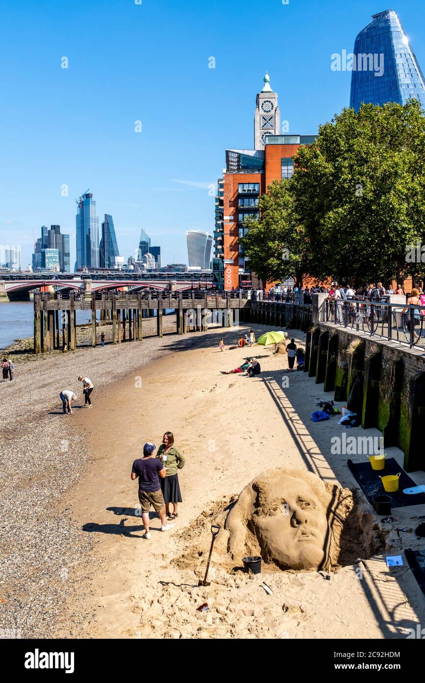 Une sculpture de sable sur Ernie's Beach, The Southbank, Londres, Angleterre. Banque D'Images