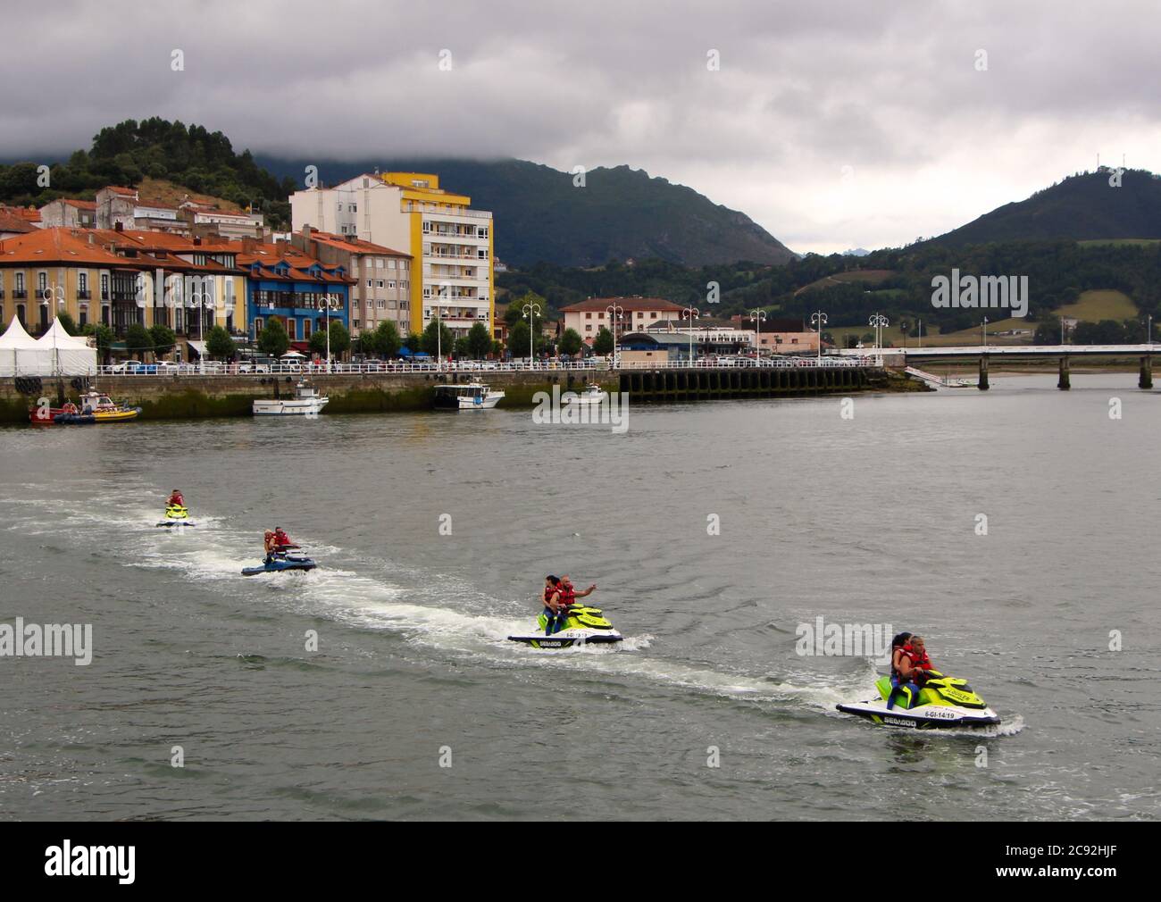 Les Jetskieurs se dirigeant le long de la rivière Sella vers la mer pour l'instruction de Ribadesella Asturies Banque D'Images