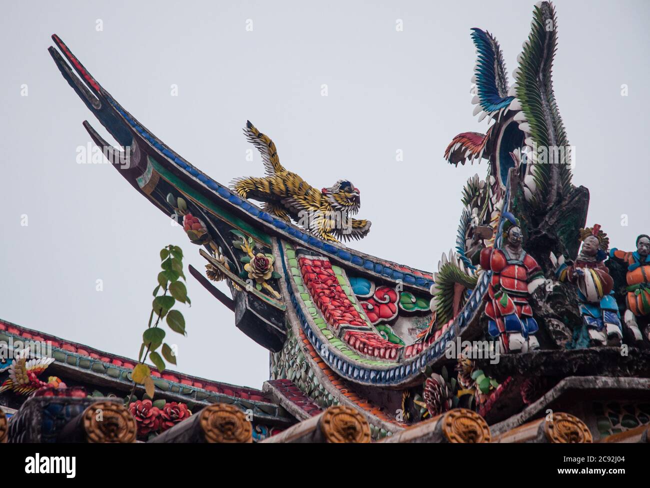 Orné sur le toit du temple à Taiwan, Beipu près de Hsinchu Banque D'Images