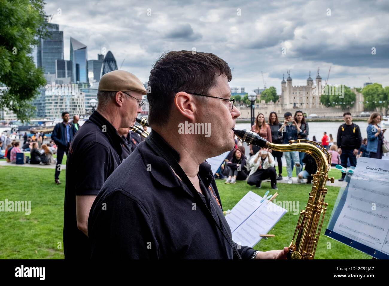 Musiciens jouant de la musique au More London Development avec la Tour de Londres et la City de Londres dans le Backround, Londres, Angleterre. Banque D'Images