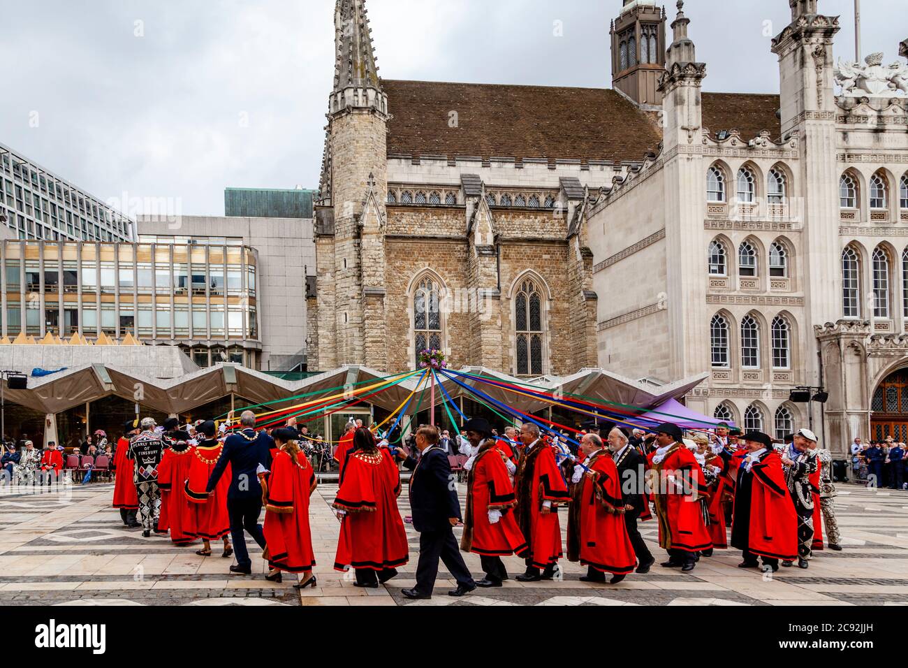 Les PEarly Kings et Queens et les maires de Londres prennent part à UNE danse traditionnelle de Maypole au PEarly Kings and Queens Annual Harvest Festival, Londres, Royaume-Uni Banque D'Images