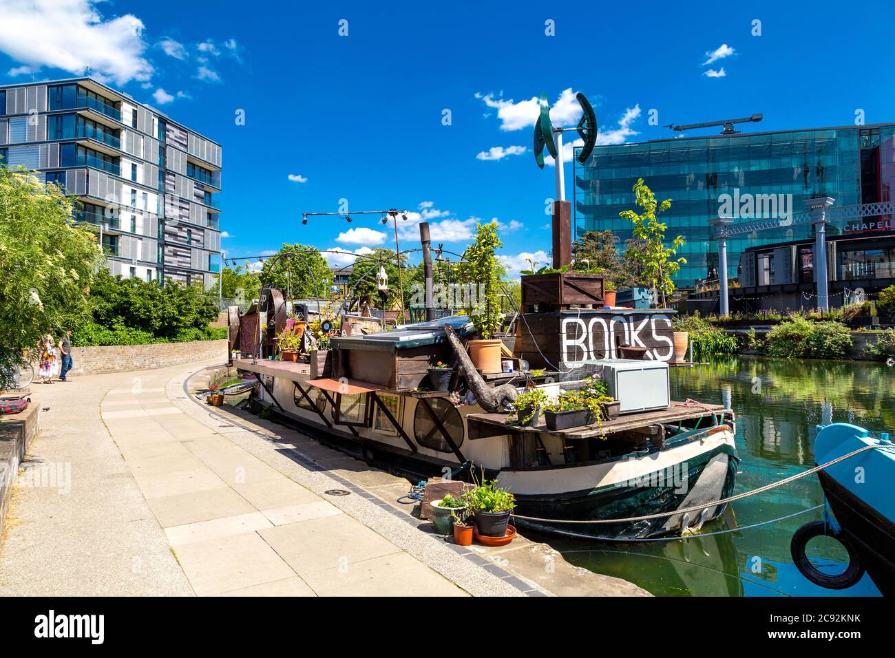 Mot sur la librairie flottante de l'eau sur une péniche, Regent's Canal près de Kings Cross, London, UK Banque D'Images