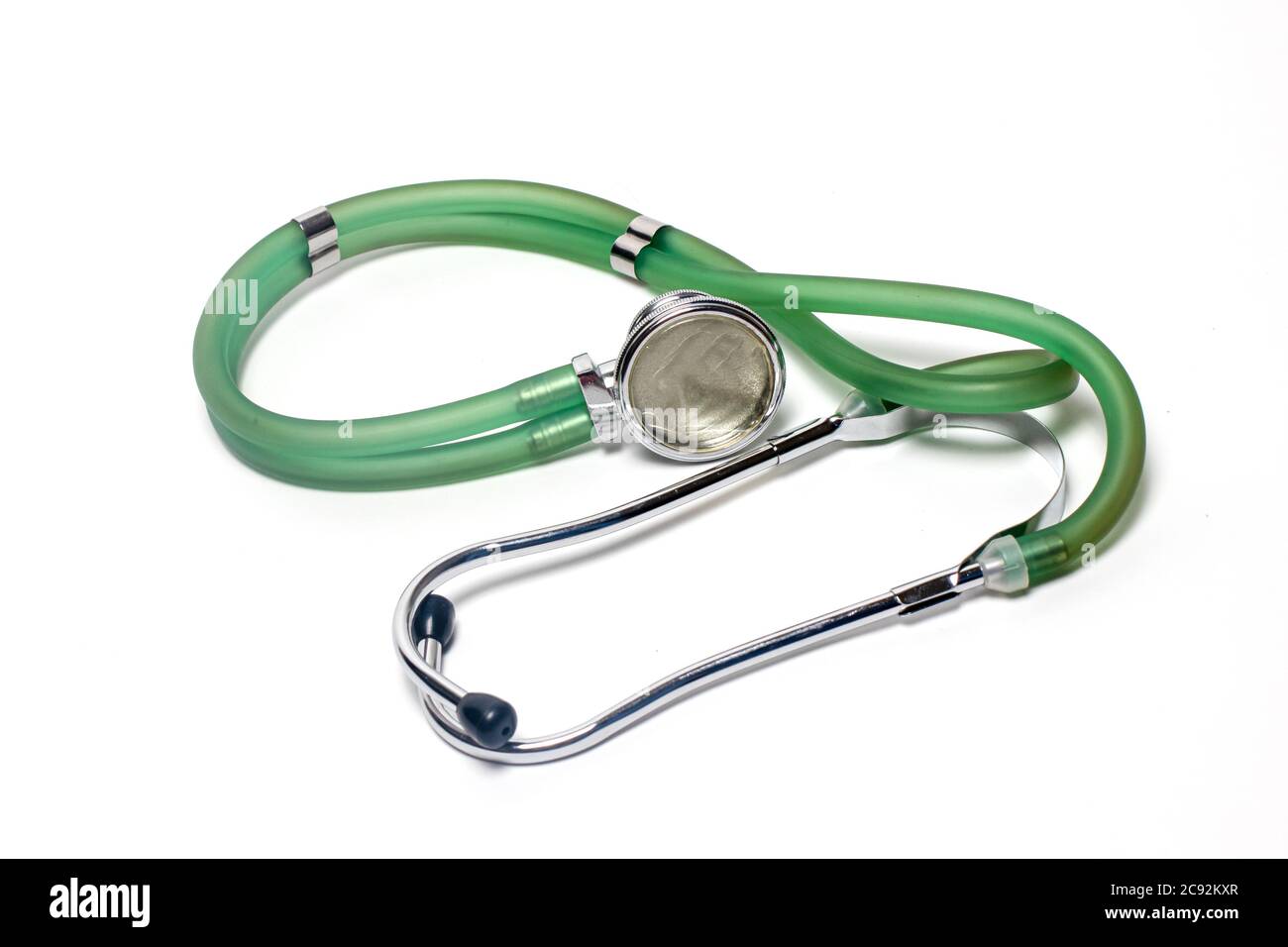 Stéthoscope médical vert sur fond blanc Banque D'Images