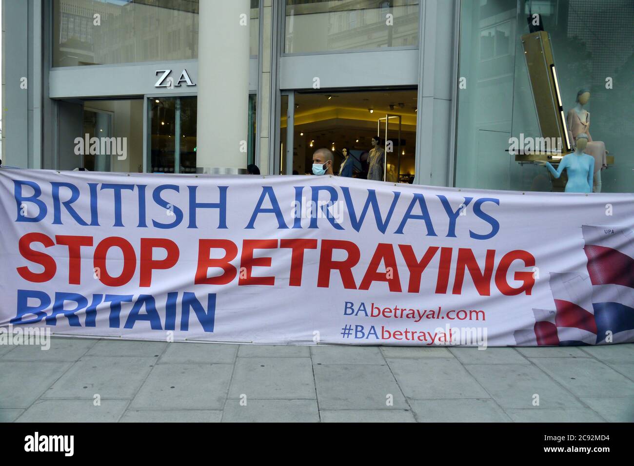 Londres, Royaume-Uni. 28 juillet 2020. Manifestation devant Zara dans la  rue Oxford au sujet de British Airways utilisant la pandémie de coronavirus  pour faire des coupes inutiles de salaire et d'emploi. Emilio