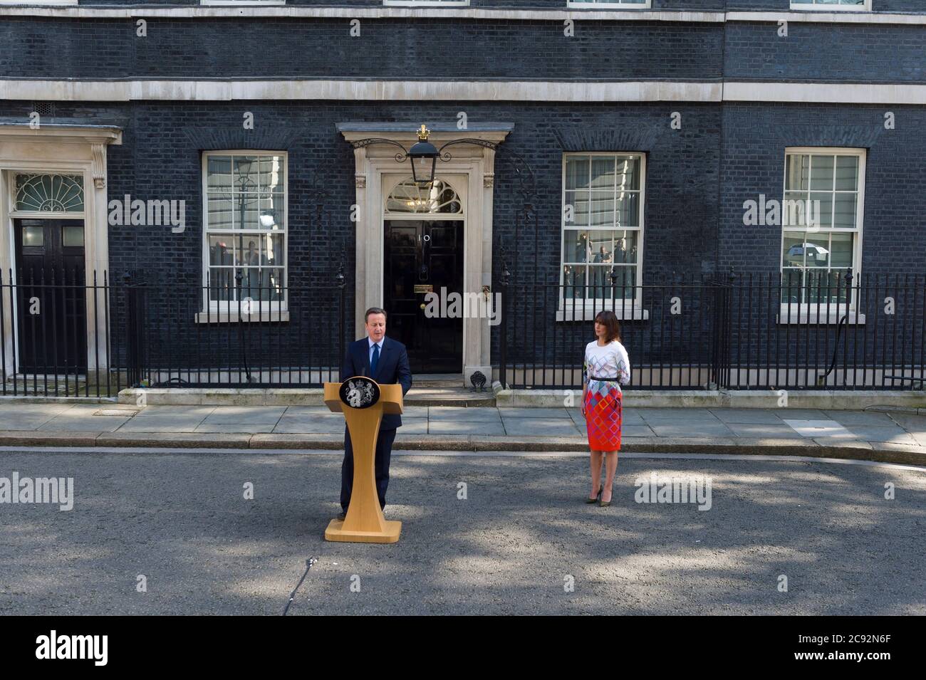 Le Premier ministre britannique David Cameron et sa femme Samantha annoncent qu’il démissionnra en tant que Premier ministre, après que la Grande-Bretagne ait voté pour quitter l’Union européenne, lors d’un référendum d’hier, à l’extérieur du 10 Downing Street, Londres, Royaume-Uni. 24 juin 2016 Banque D'Images