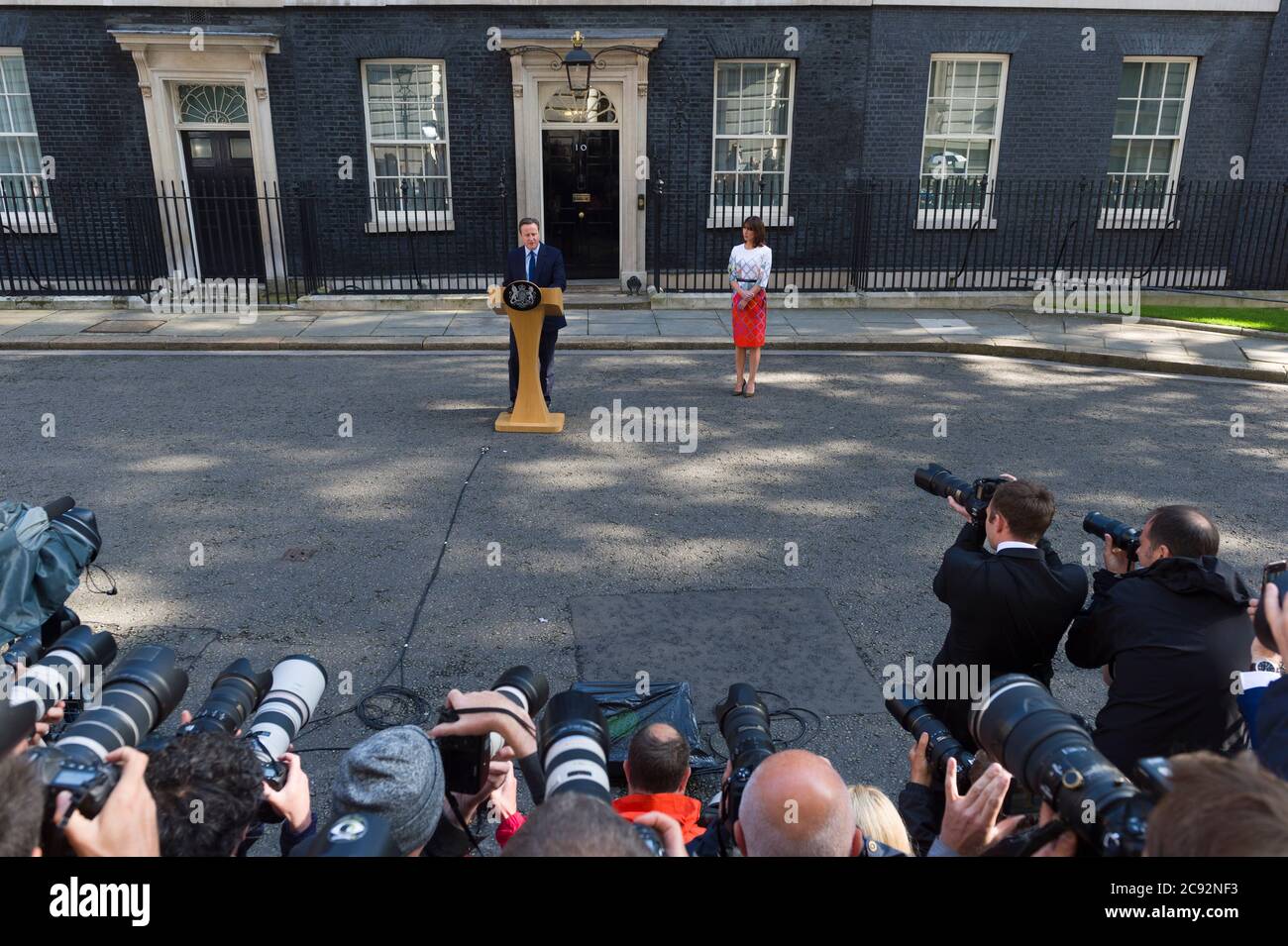 Le Premier ministre britannique David Cameron et sa femme Samantha annoncent qu’il démissionnra en tant que Premier ministre, après que la Grande-Bretagne ait voté pour quitter l’Union européenne, lors d’un référendum d’hier, à l’extérieur du 10 Downing Street, Londres, Royaume-Uni. 24 juin 2016 Banque D'Images