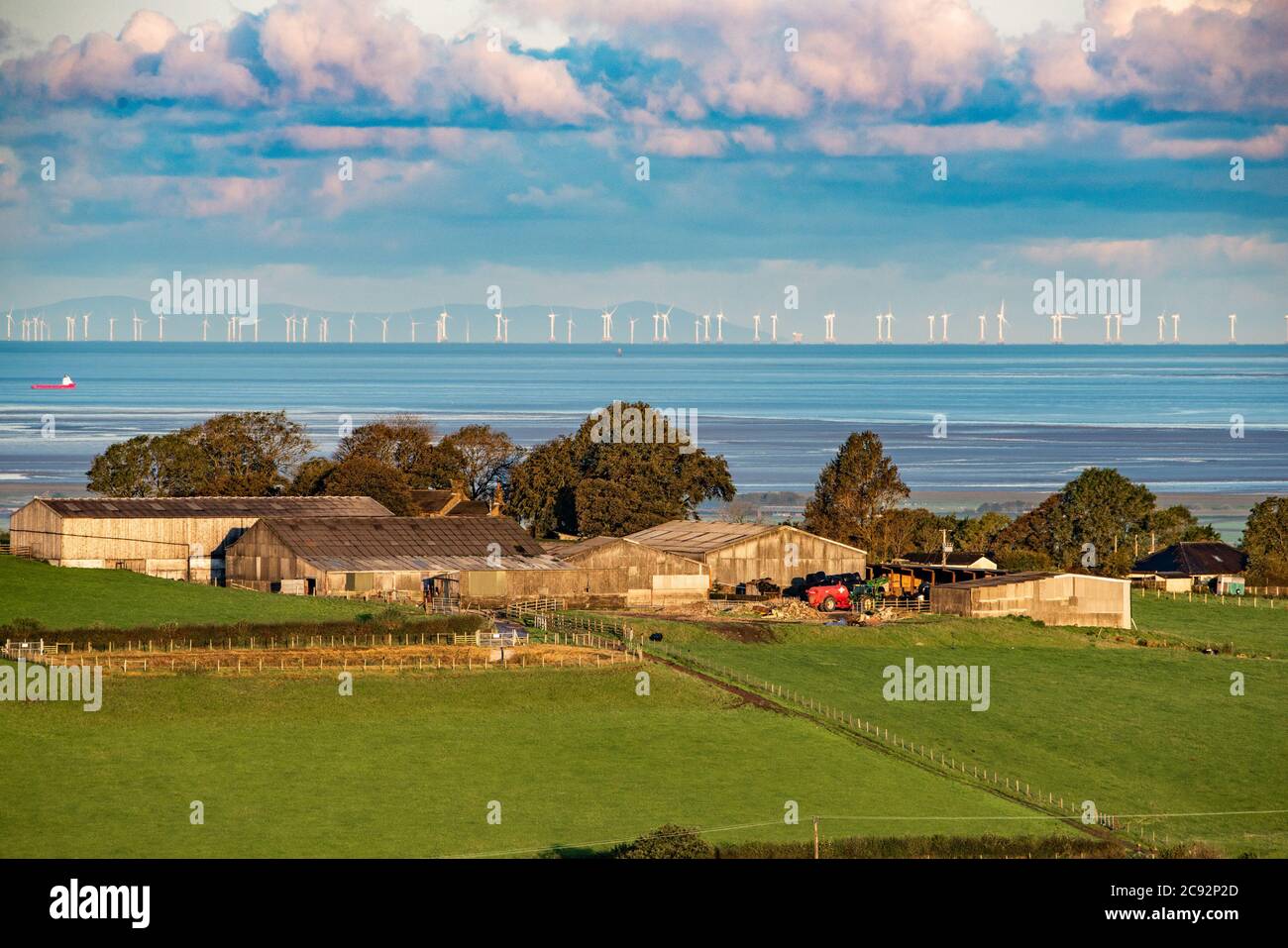 Vue sur le parc éolien de Walney, dans la mer d'Irlande, le deuxième plus grand au monde avec 189 turbines. L'île de Man est en arrière-plan. Banque D'Images