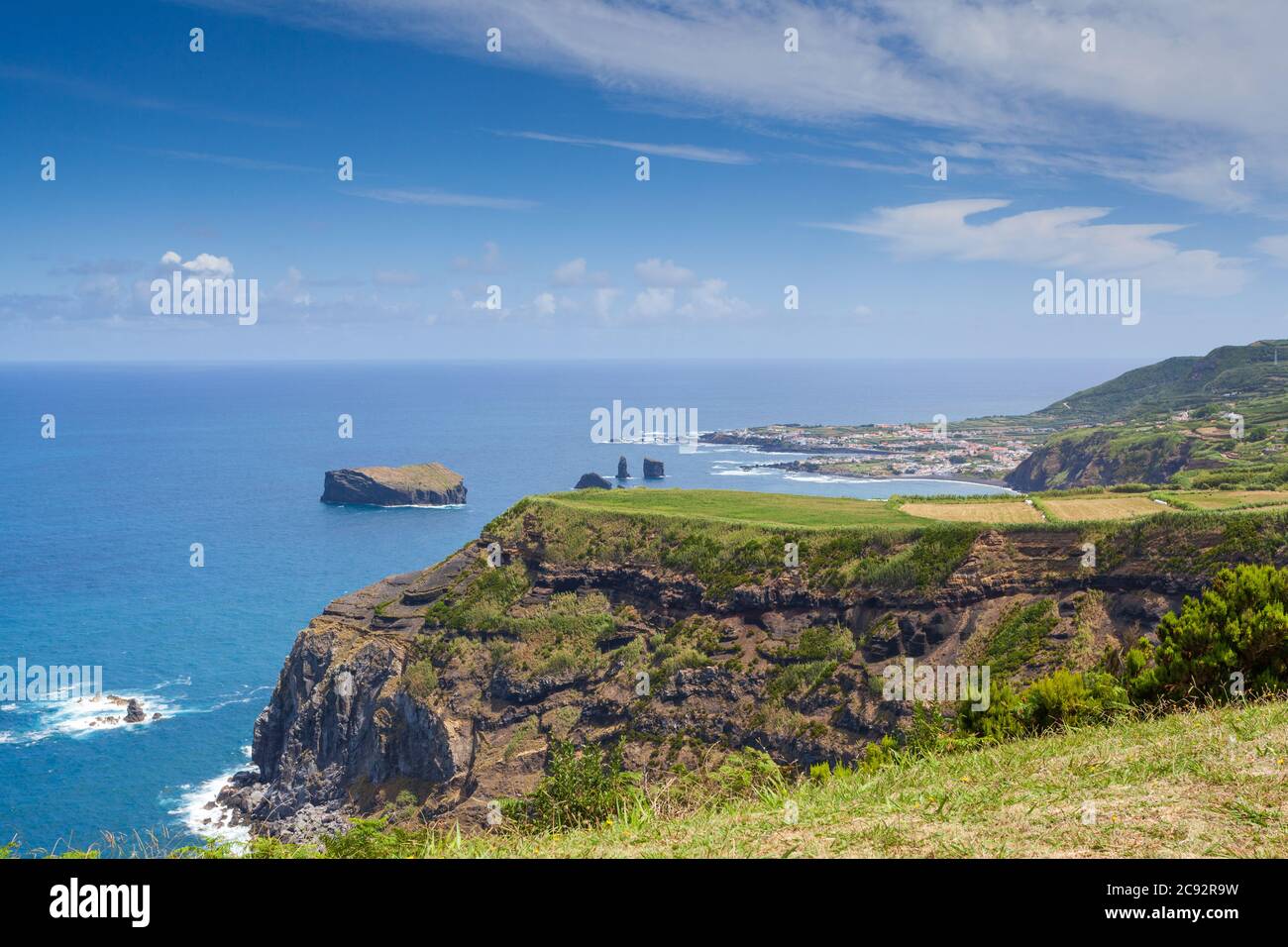 Açores, Portugal. Paysage naturel en plein air sur la côte atlantique, destination de voyage incroyable. Magnifique paysage marin avec des fermes et des plantations à t Banque D'Images