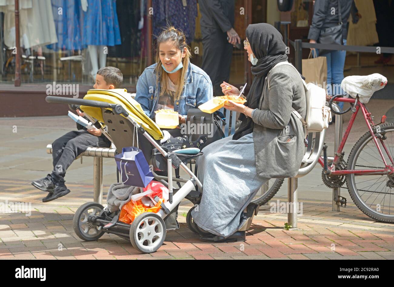 Famille musulmane, ayant pris la nourriture dans la rue, à Nottingham. Banque D'Images