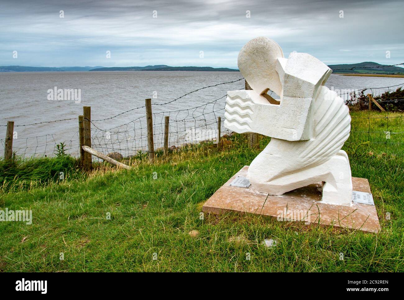 Praying Shell Sculpture, une sculpture publique surplombant la baie de Morecambe, à Red Bank Farm, Bolton-le-Sands, Carnforth, Lancashire, Royaume-Uni. Banque D'Images