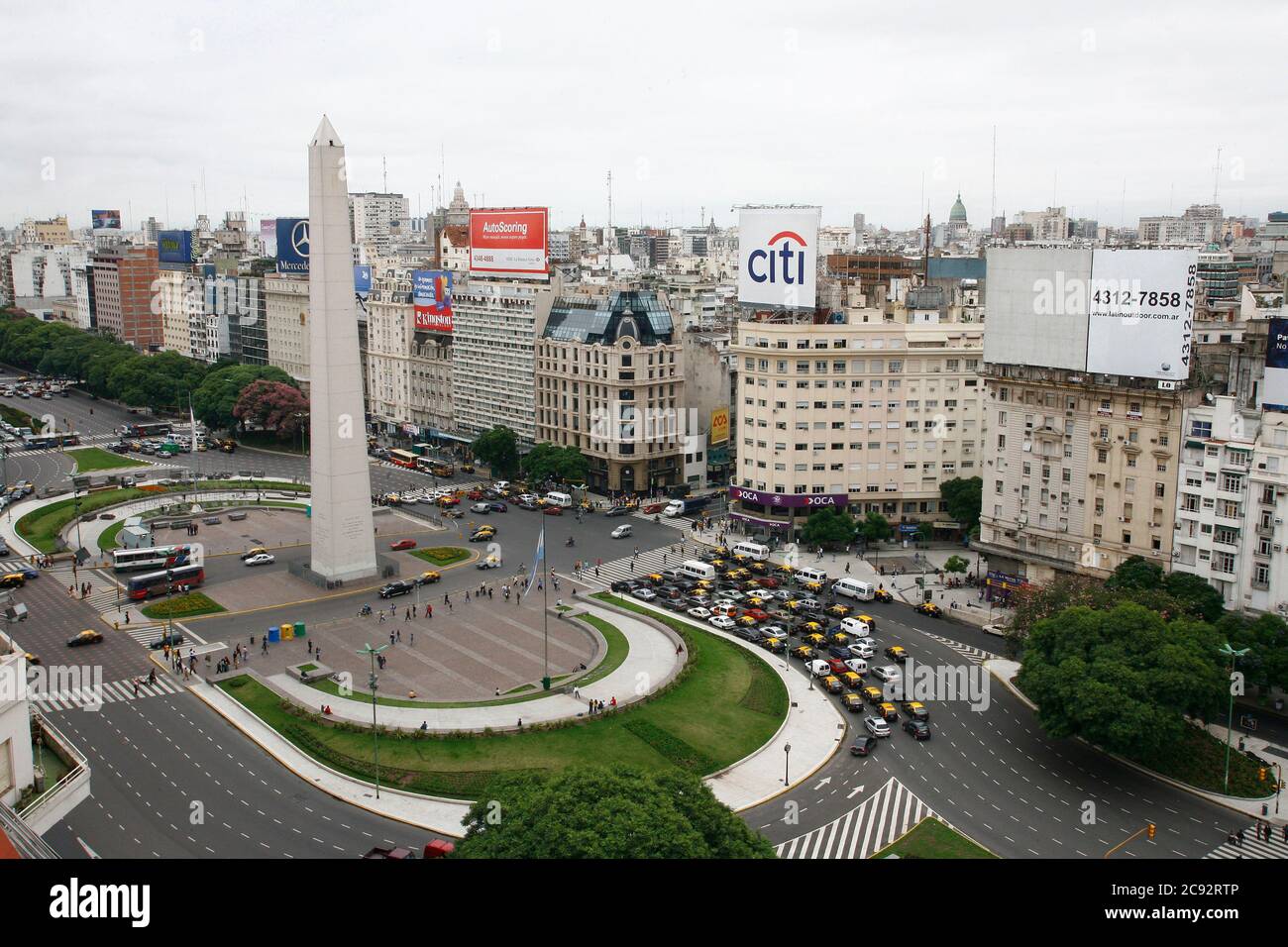 Vue sur l'avenue 9 de julio et Obélisque, centre-ville de Buenos Aires, Argentine Banque D'Images