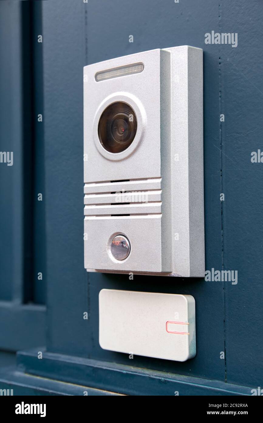 L'interphone avec bouton d'appel et caméra couleur claire est installé sur  la porte en fer sombre avec le récepteur de carte d'accès, vue latérale sur  la droite Photo Stock - Alamy