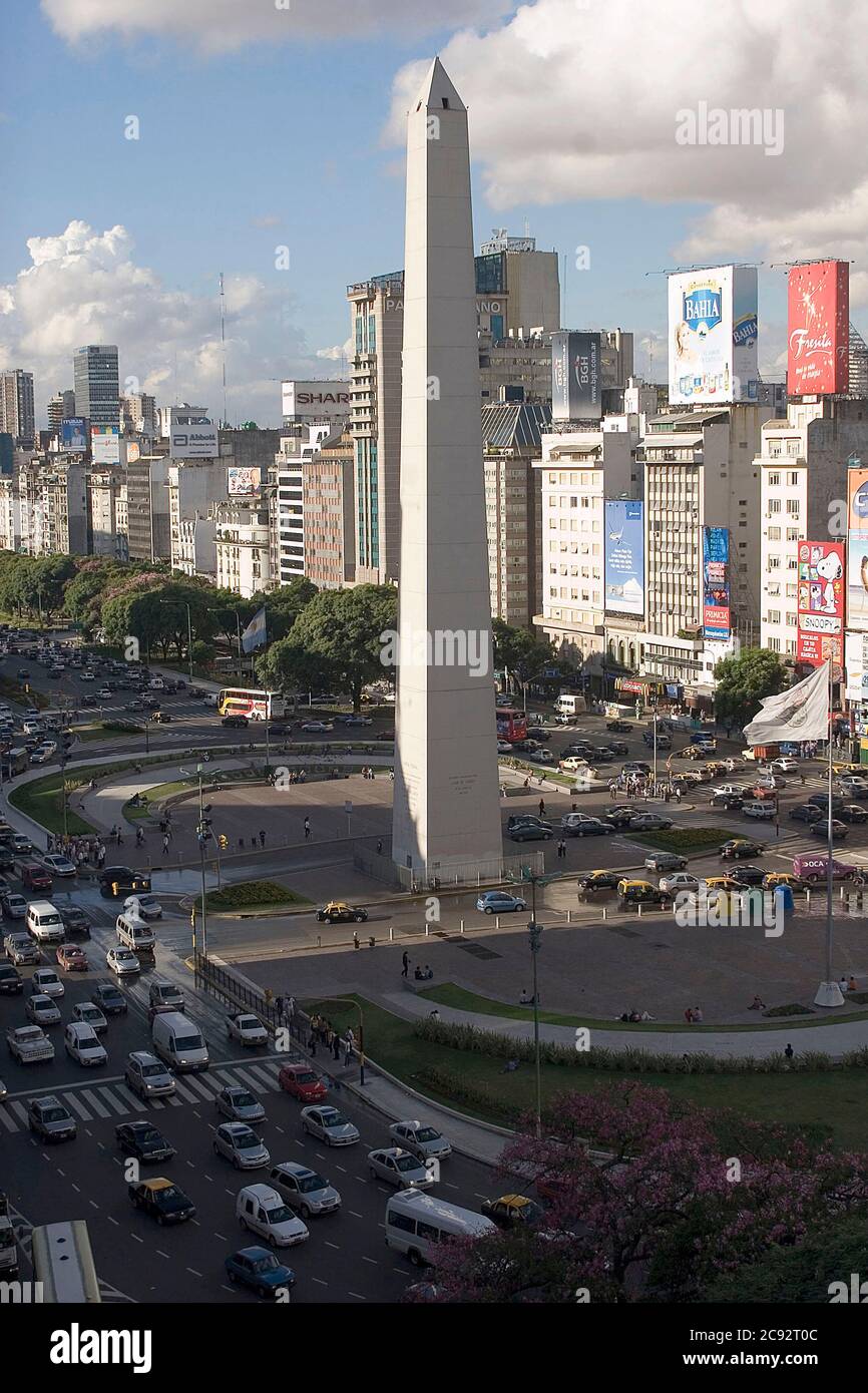 Vue sur l'avenue 9 de julio et Obélisque, centre-ville de Buenos Aires, Argentine Banque D'Images