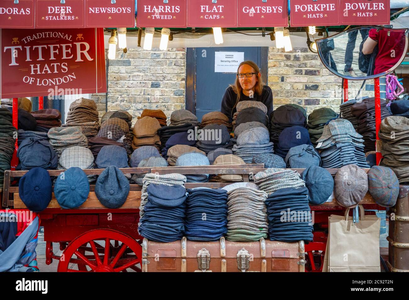 Londres, Royaume-Uni - 11 mars 2020 - des hommes vendent des chapeaux traditionnels au marché de Camden Banque D'Images