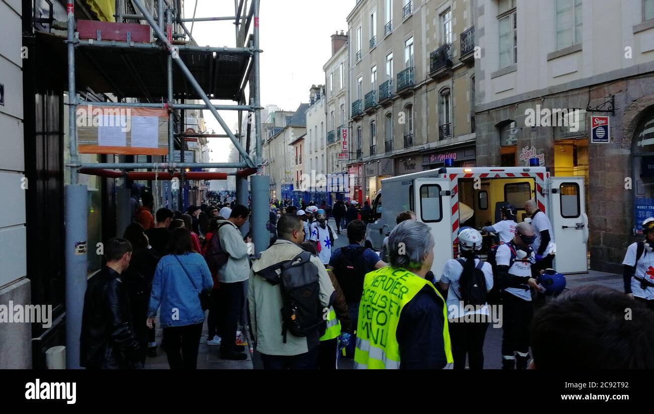 Rennes, France - Fév/08/2019: La Vest jaune à Rennes protestant sur la place principale de la ville Banque D'Images