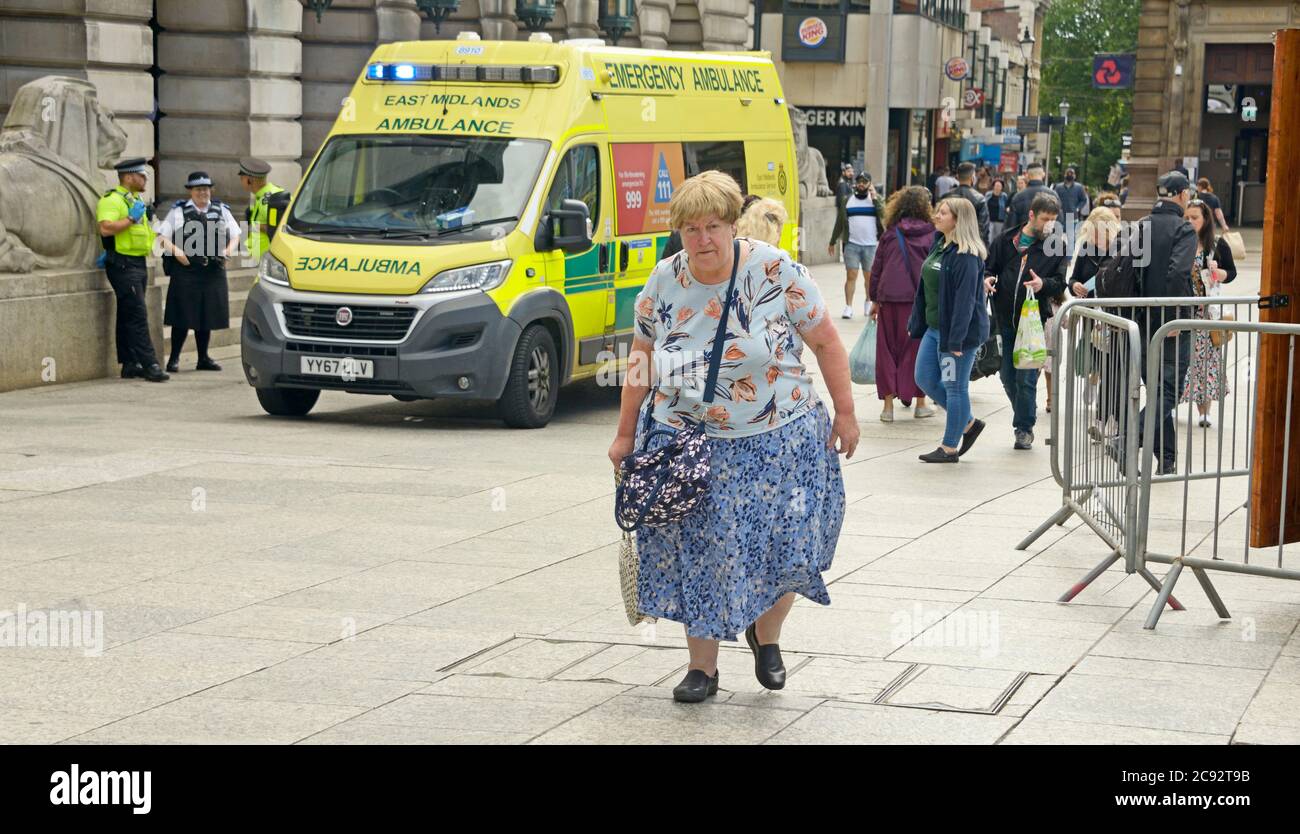 Vieille dame en surpoids, lutte sur la pente, à Nottingham, Ambulance en b/g. Banque D'Images