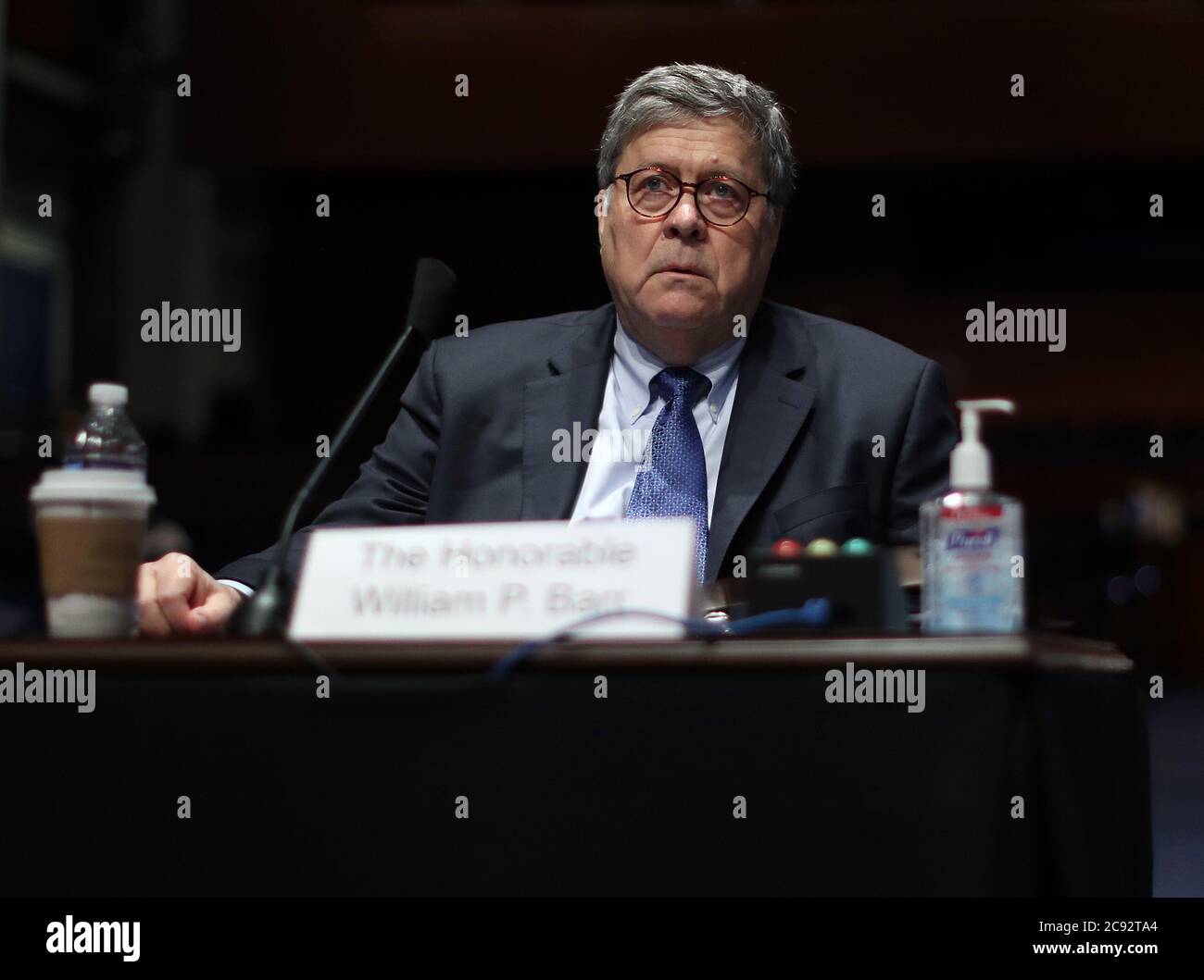 Washington, États-Unis. 28 juillet 2020. Le procureur général des États-Unis William Barr témoigne devant le Comité judiciaire de la Chambre des communes au U.S. Capitol Visitors Center à Washington, DC, le mardi 28 juillet 2020. Lors de son premier témoignage au Congrès depuis plus d'un an, Barr devrait faire face à des questions du comité concernant son déploiement d'agents fédéraux chargés de l'application de la loi en ce qui concerne les manifestations de Black Lives Matter. Crédit : UPI/Alay Live News Banque D'Images