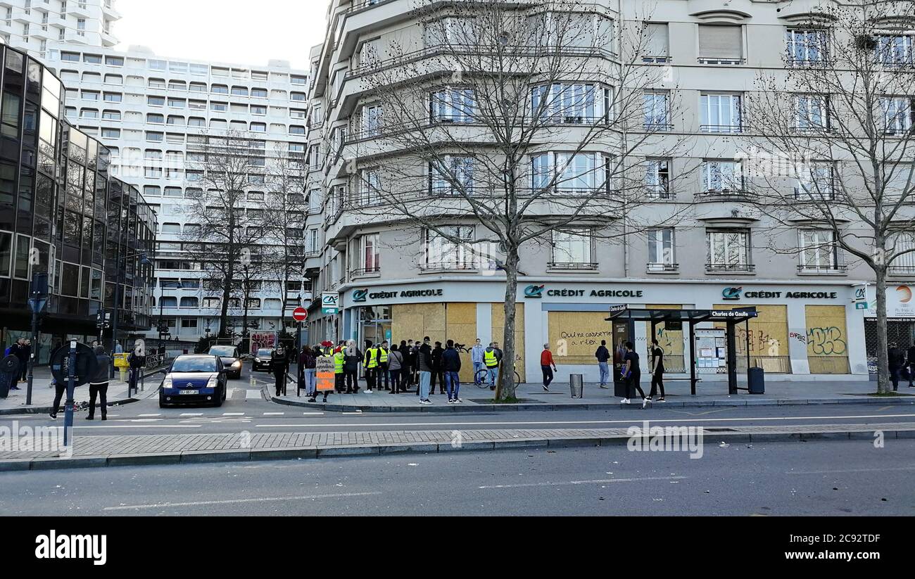 Rennes, France - Fév/08/2019: La Vest jaune à Rennes protestant sur la place principale de la ville Banque D'Images