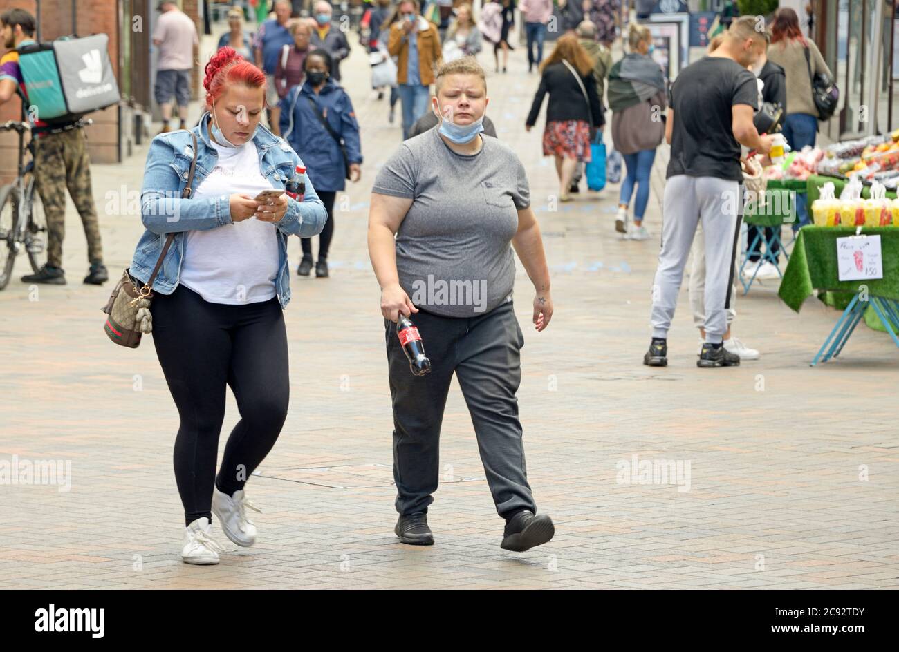 Obèse Femme couple, avec masques, hors shopping, post verrouillage COVID 19, à Nottingham Banque D'Images
