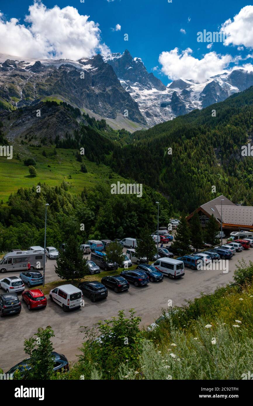 Vue panoramique et paysage du massif de la Meije depuis le petit village alpin de la grave, parc national des Ecrins, Hautes-Alpes, France Banque D'Images