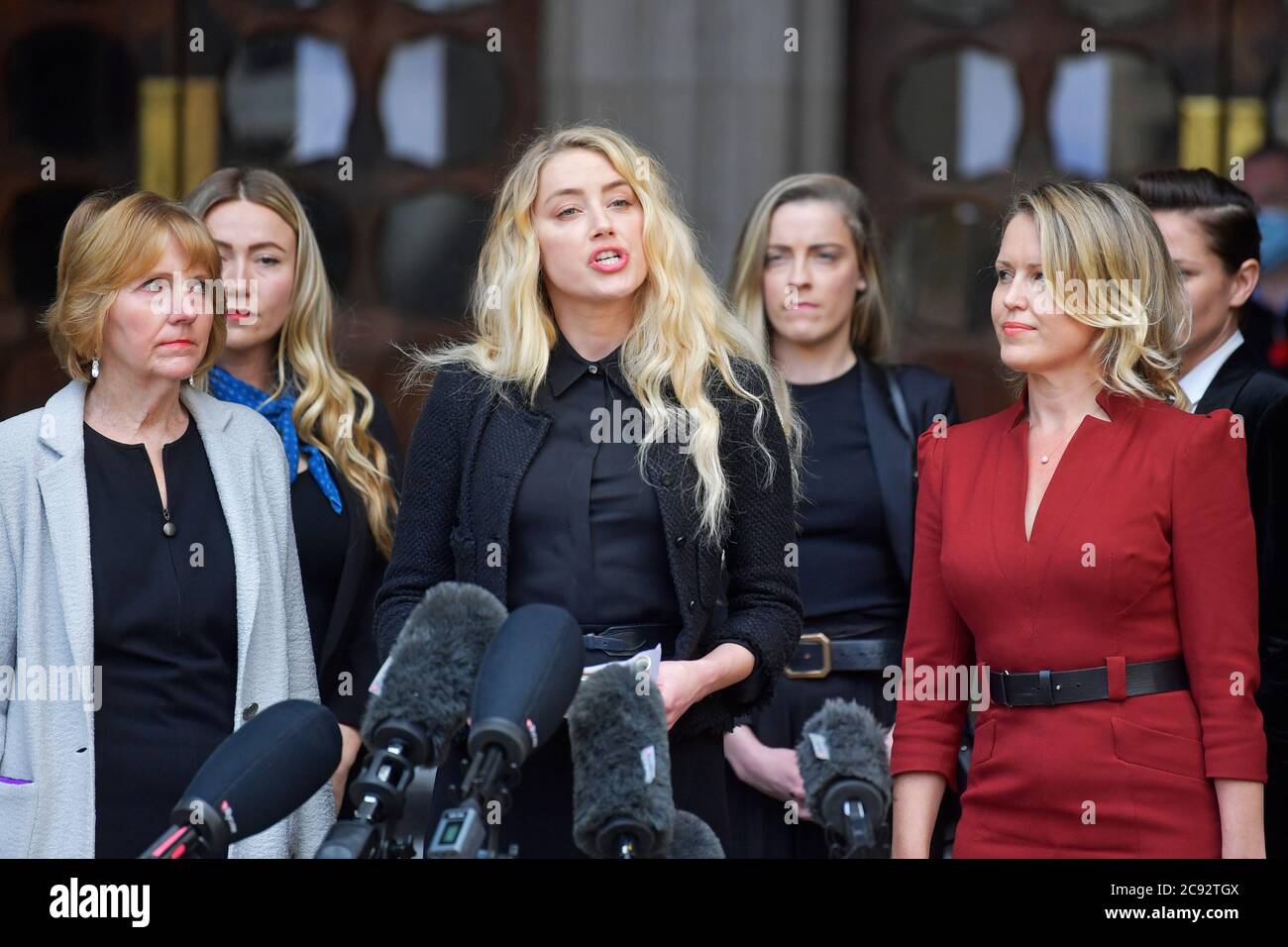 L'actrice Amber Heard fait une déclaration devant la High court à Londres le dernier jour des audiences dans l'affaire Libel de Johnny Depp contre les éditeurs du Sun et son rédacteur en chef, Dan Wootton. Après près de trois semaines, le plus grand procès anglais sur la diffamation du XXIe siècle tire à sa fin, les avocats de M. Depp faisant des observations finales à M. le juge Nicol. . Banque D'Images