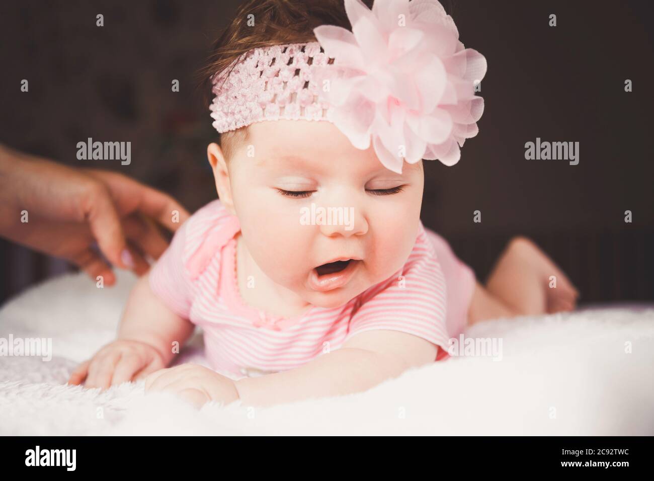 Mignon Dormant Belle Et Baillonne Bebe Fille En Rose Couche Sur Un Lit Blanc A La Maison Bebe Qui Se Couche Au Lit Petit Enfant En Bonne Sante Peu Apres La Naissance Mignon Dormant Belle Et Baillonne Bebe Fille En Rose Couche Sur Un Lit Blanc A La Maison Bebe Qui Se Couche Au Lit Petit Enfant En Bonne Sante Peu Apres La Naissance