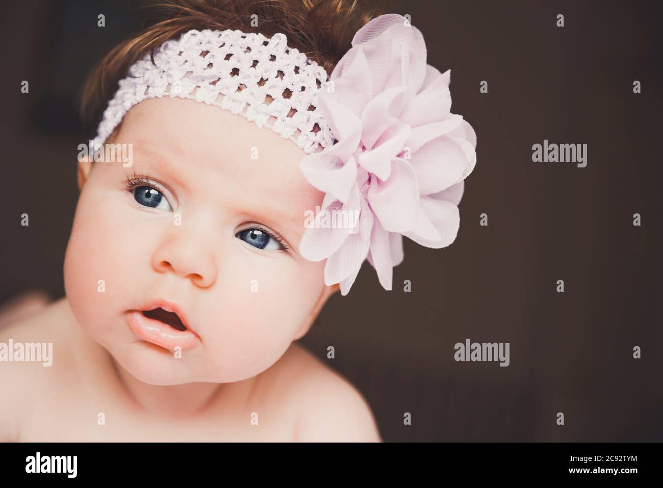 Portrait En Gros Plan D Une Petite Fille Mignonne Grands Yeux Ouverts Surpris Petit Enfant En Bonne Sante Peu Apres La Naissance Photo Stock Alamy Portrait En Gros Plan D Une Petite Fille Mignonne Grands Yeux Ouverts Surpris Petit Enfant En Bonne Sante Peu Apres La Naissance Photo Stock Alamy