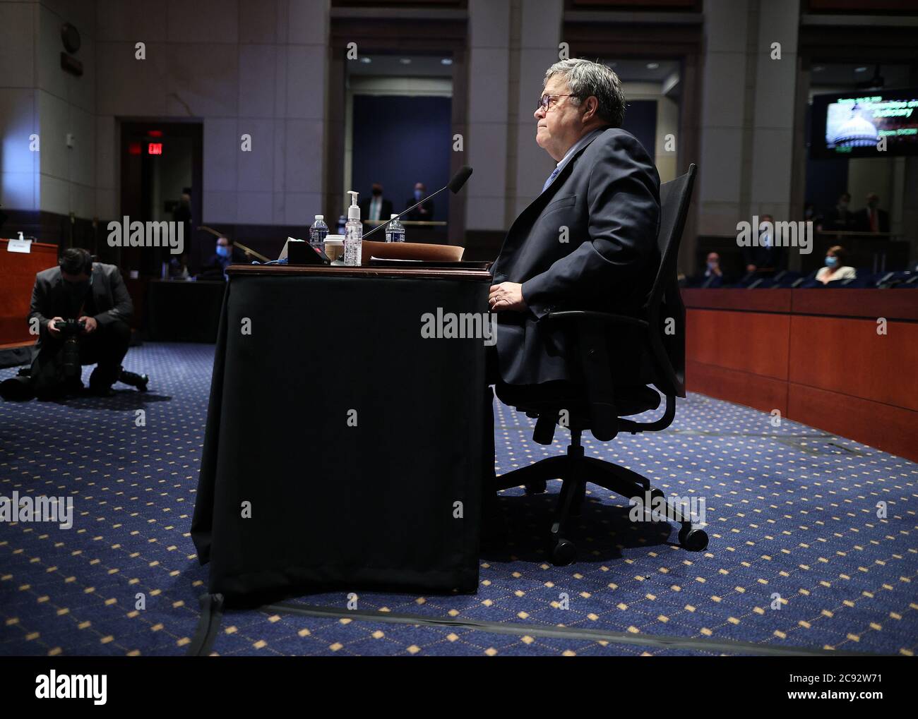 Washington, États-Unis. 28 juillet 2020. Le procureur général des États-Unis William Barr témoigne devant le Comité judiciaire de la Chambre des communes au U.S. Capitol Visitors Center à Washington, DC, le mardi 28 juillet 2020. Lors de son premier témoignage au Congrès depuis plus d'un an, Barr devrait faire face à des questions du comité concernant son déploiement d'agents fédéraux chargés de l'application de la loi en ce qui concerne les manifestations de Black Lives Matter. Crédit : UPI/Alay Live News Banque D'Images