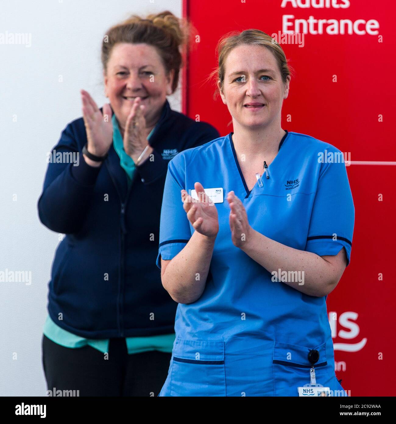 Un professionnel de la santé participe à l'hebdomadaire « Clap for Carers » à l'Infimary royale d'Édimbourg, l'Écosse étant dans la 7e semaine de confinement en raison de l'épidémie de covid-19. Crédit: Euan Cherry Banque D'Images