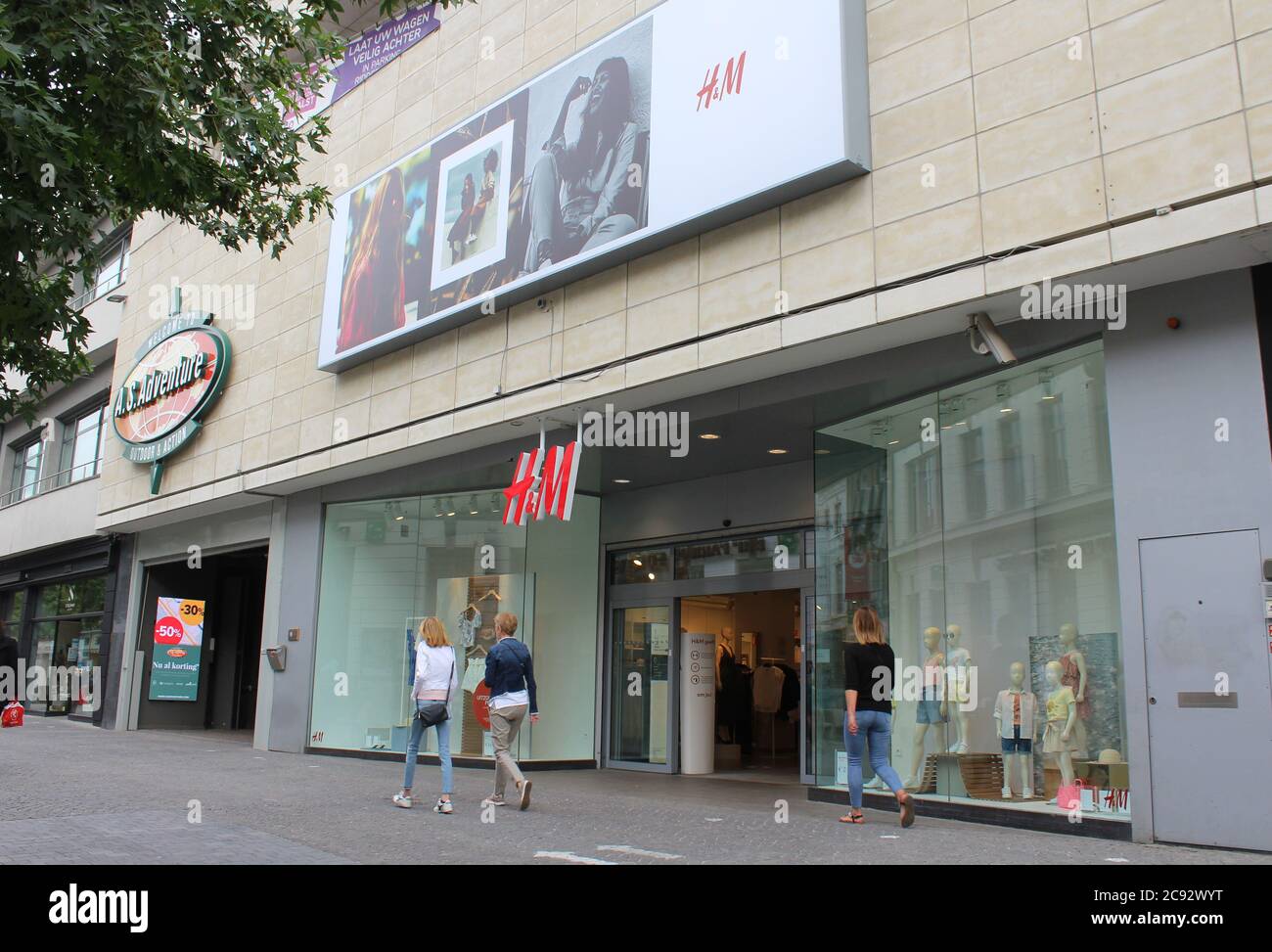AALST, BELGIQUE, 6 JUILLET 2020 : vue extérieure d'une chaîne de vêtements  H&M en Flandre, Belgique. Hennes & Mauritz AB est une multinationale  suédoise de vêtements Photo Stock - Alamy