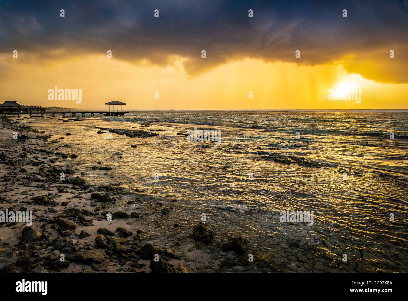 Jetée et belvédère au lever du soleil avec temps orageux Banque D'Images