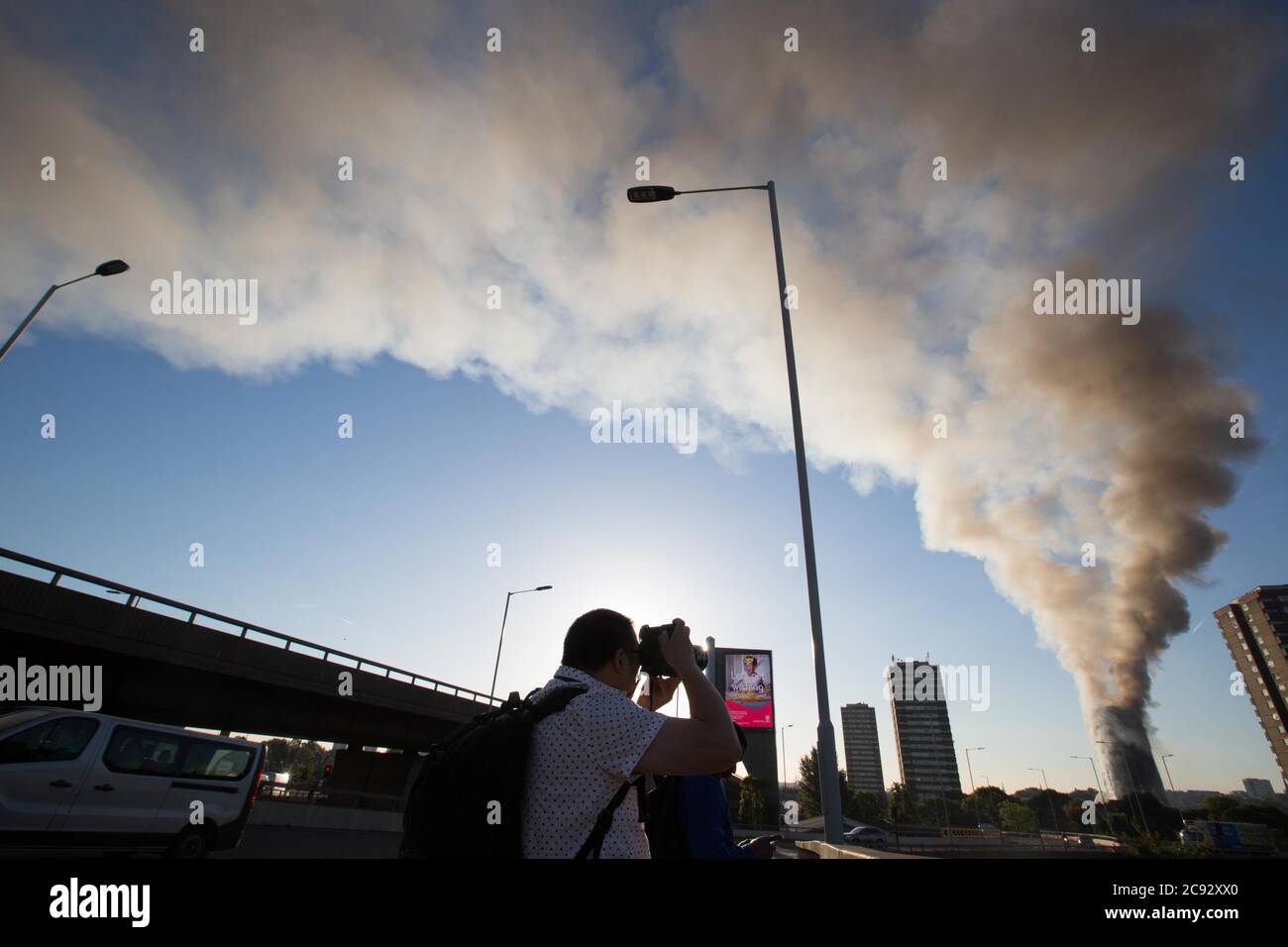 De la fumée s'élève à l'incendie de la Grenfell Tower, un immeuble de 24 étages faisant partie du Lancaster West Estate à North Kensington, Londres, Royaume-Uni. L'incendie a été déclenché tôt le matin par un réfrigérateur-congélateur défectueux au quatrième étage. Il s'étend rapidement à l'extérieur du bâtiment, par le revêtement extérieur et l'isolation. L'incendie a causé 72 morts, dont ceux de deux victimes qui sont plus tard décédées à l'hôpital. Plus de 70 autres personnes ont été blessées et 223 personnes ont échappé. C'était le feu structurel le plus meurtrier du Royaume-Uni depuis 1988 et le pire incendie résidentiel britannique depuis la Seconde Guerre mondiale Banque D'Images