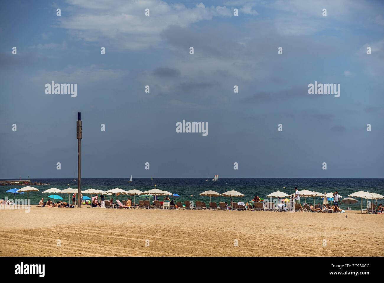 Barcelone, Espagne. 28 juillet 2020. La plage de Barcelone est très fréquentée, l'Allemagne réactualisations ses conseils aux voyageurs pour trois régions espagnoles, dont Barcelone, en raison d'une nouvelle flambée de cas de coronavirus. Crédit: Matthias Oesterle/Alamy Live News Banque D'Images