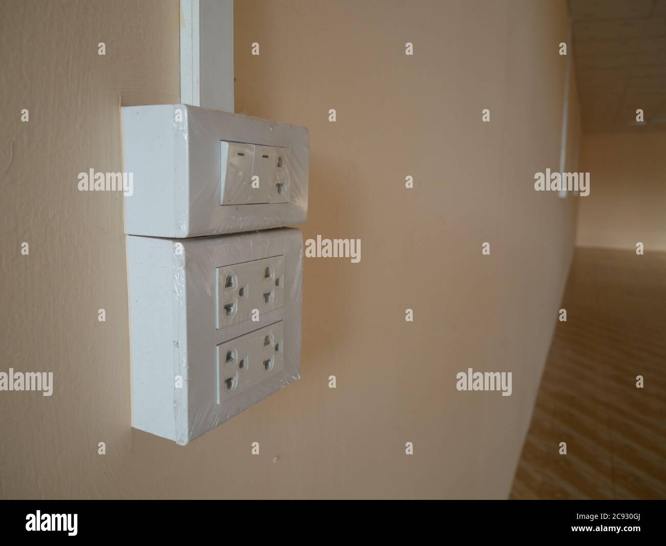 Prise de courant blanche et boîte de commutation sur paroi en gypse Banque D'Images