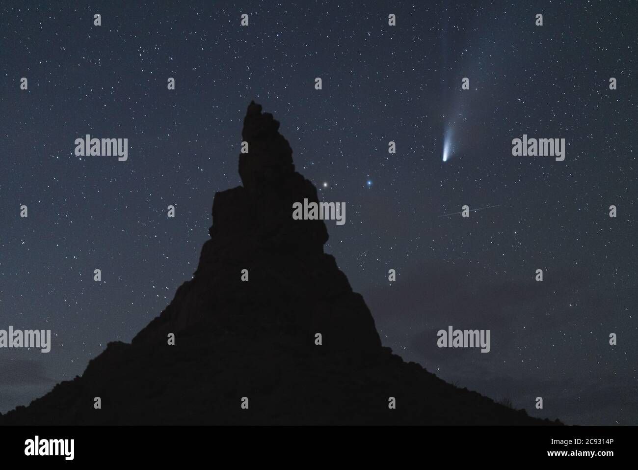 Comet Neowise C/2020 F3 sur les Pinnacles de Trona, Californie Banque D'Images