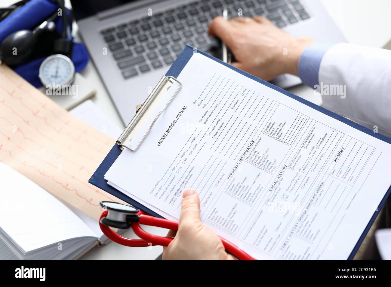 Remplir les antécédents médicaux du patient, les données personnelles Banque D'Images