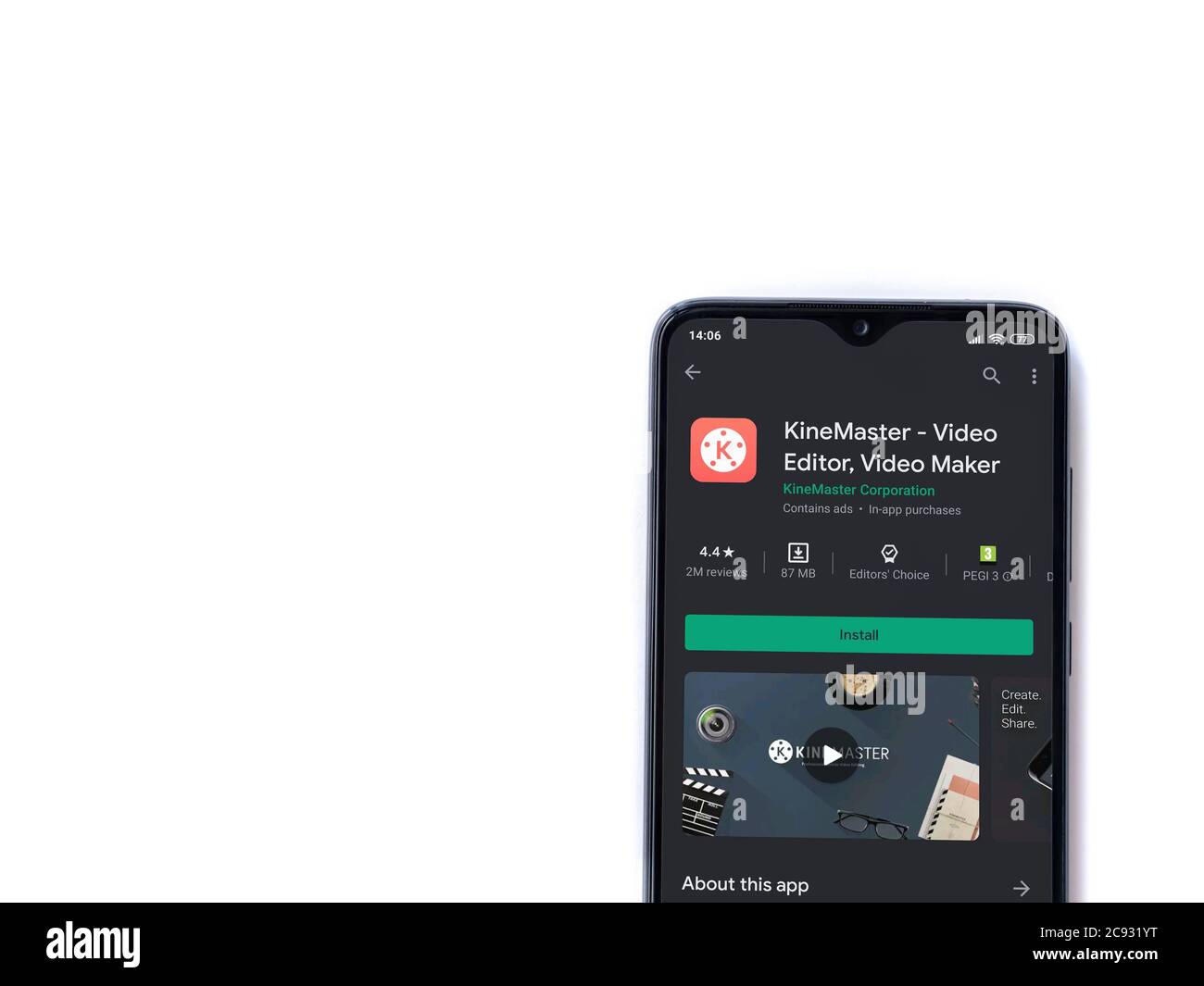 LOD, Israël - 8 juillet 2020 : KineMaster - Video Editor & Movie Maker application play store page sur l'écran d'un smartphone mobile noir isolé sur blanc Banque D'Images