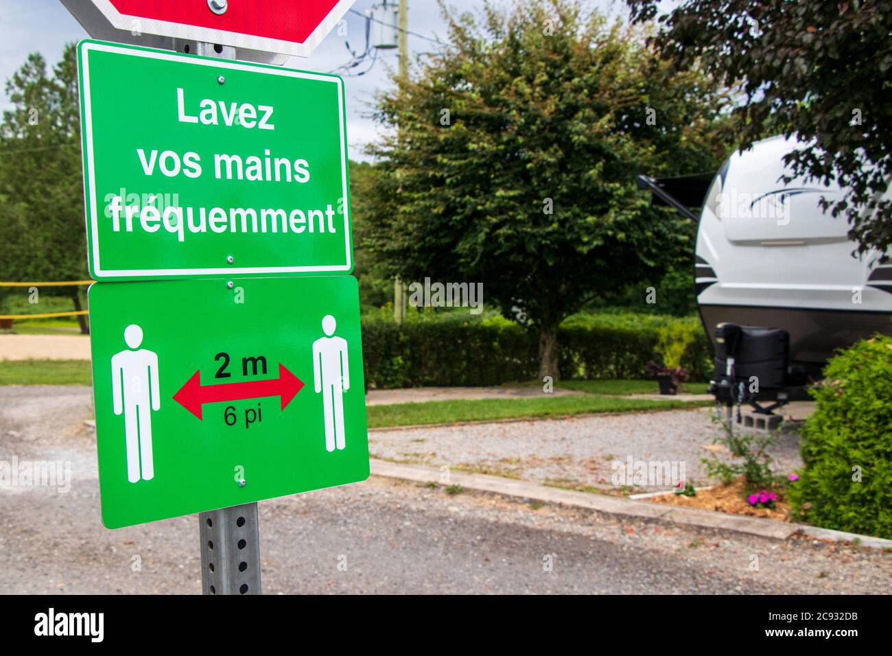 Le 26 juillet 2020 - Roxton Falls, QC, Canada : distanciation sociale et « se laver les mains » dans les panneaux de chemin français sur un terrain de camping, la pandémie de coronavirus COVID-19 Banque D'Images